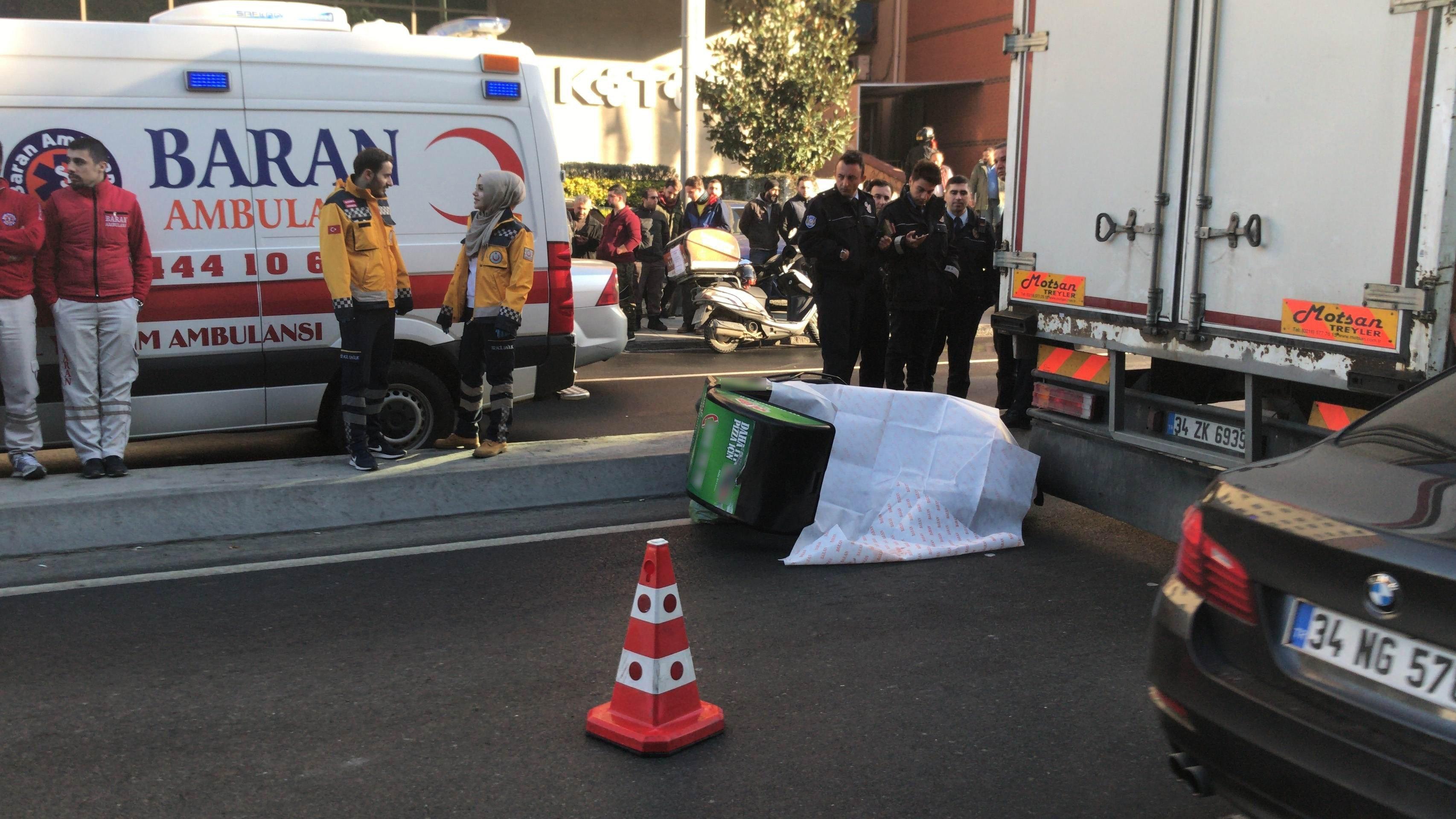 İstanbulda korkunç kaza Motosikletli kurye hayatını kaybetti