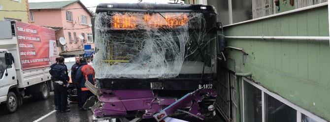 İstanbulda halk otobüsü kazası: 2 ölü, 6 yaralı
