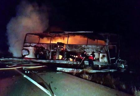 Bariyerlere çarpan otobüs alev alev yandı: 7 Yaralı