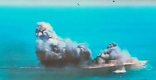 İran maket Amerikan uçak gemisi batırdı