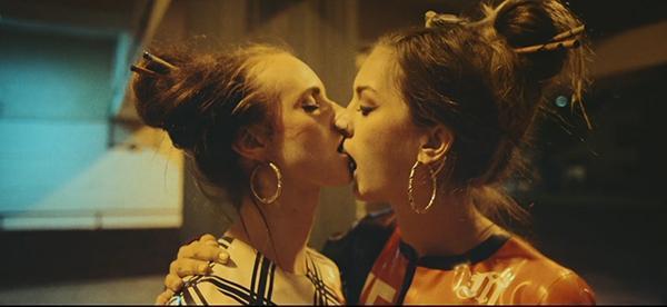 RTÜKün lezbiyen öpüşme cezası kestiği Elliphant Babylonda