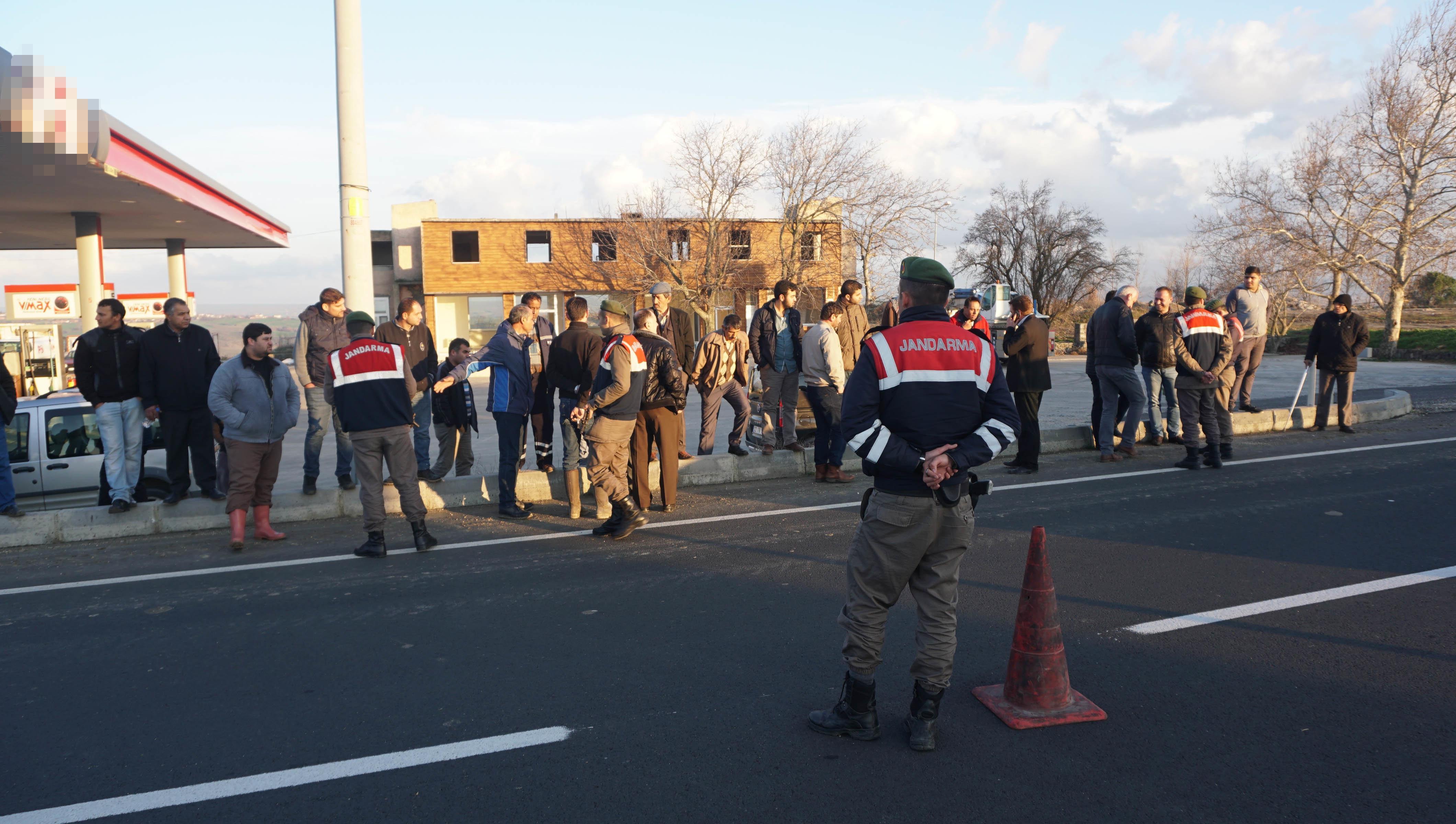 Edirnede mahallelerinde refüj istemeyen 50 kişilik grup yolu trafiğe kapattı