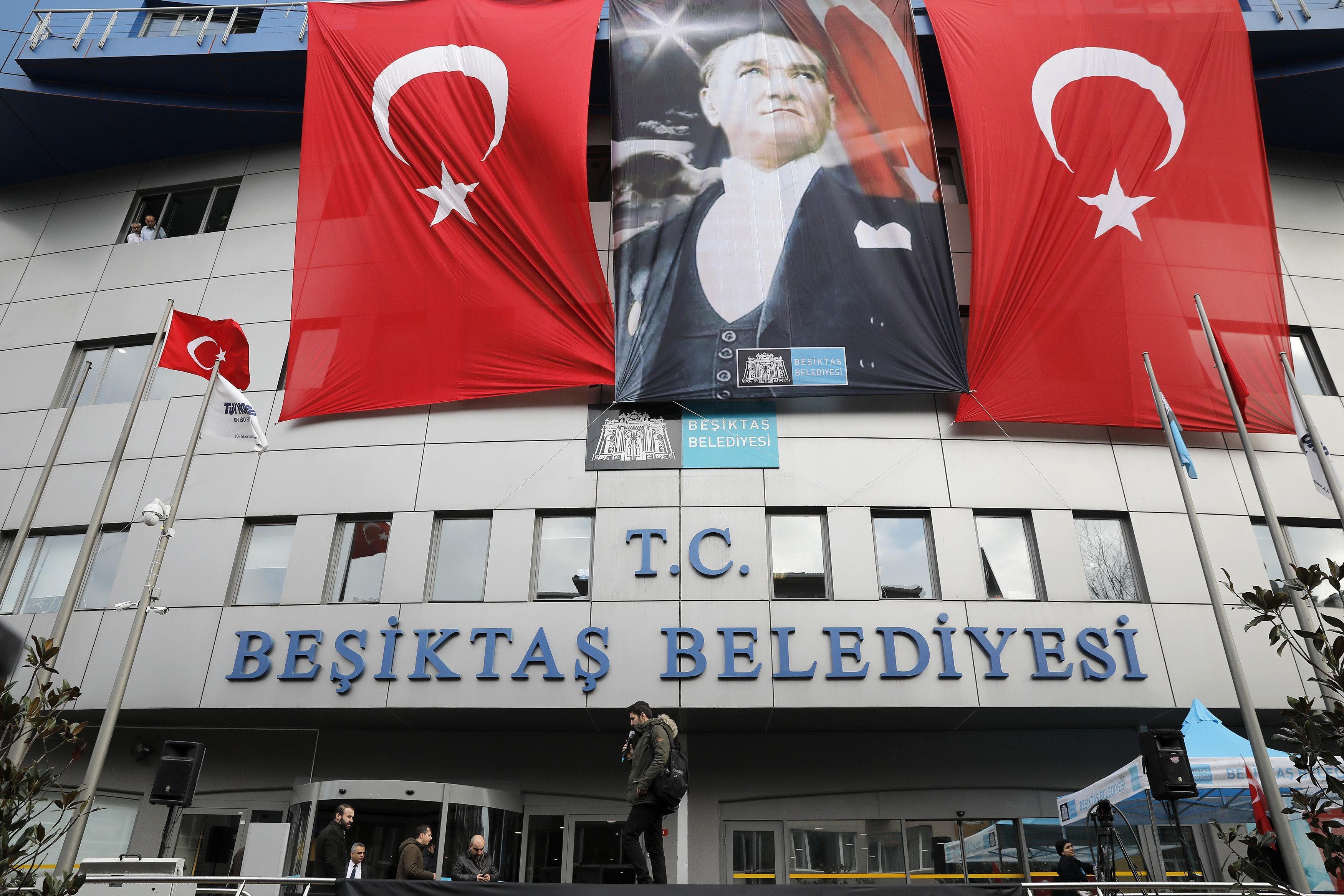 Beşiktaş Belediyesi önünde Kılıçdaroğlu ziyareti öncesi yoğun güvenlik önlemleri alındı