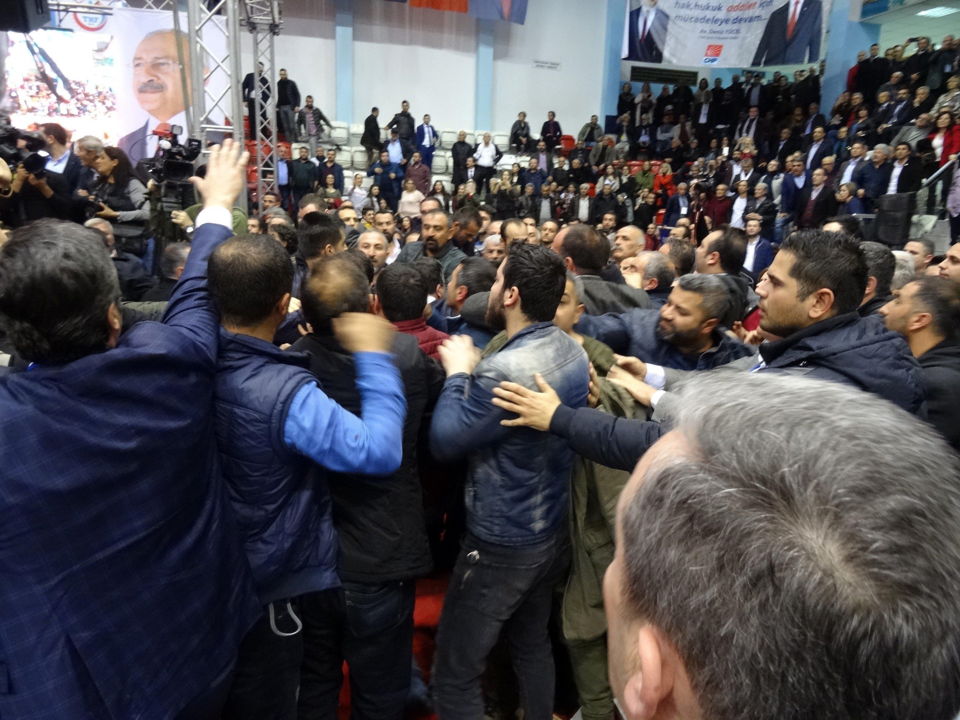 CHP İzmir kongresinde yumruklar konuştu