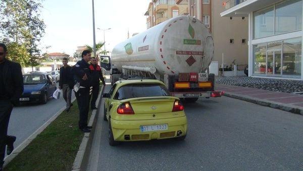 Antalyada polislerden TIR şoförüne otomobili sıkıştır talimatı