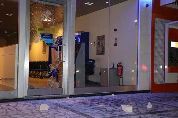 Adanada bir kişi banka camlarını kırıp içeri girdi