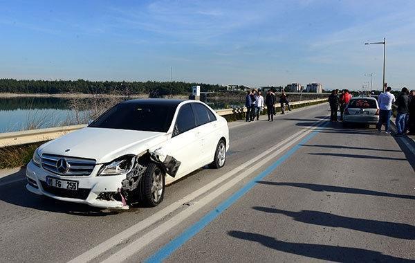 Adanada iki motosikletlinin feci kazası