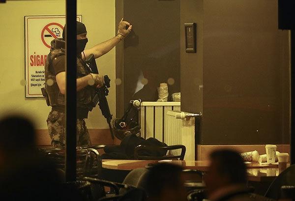 Ankarada kendini silahla tuvalete kilitleyen kişi polisi alarma geçirdi