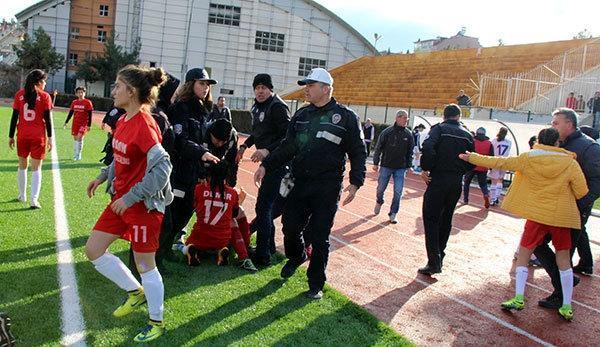 Yeni Burdurspor - Antalya Demirspor maçında kavga