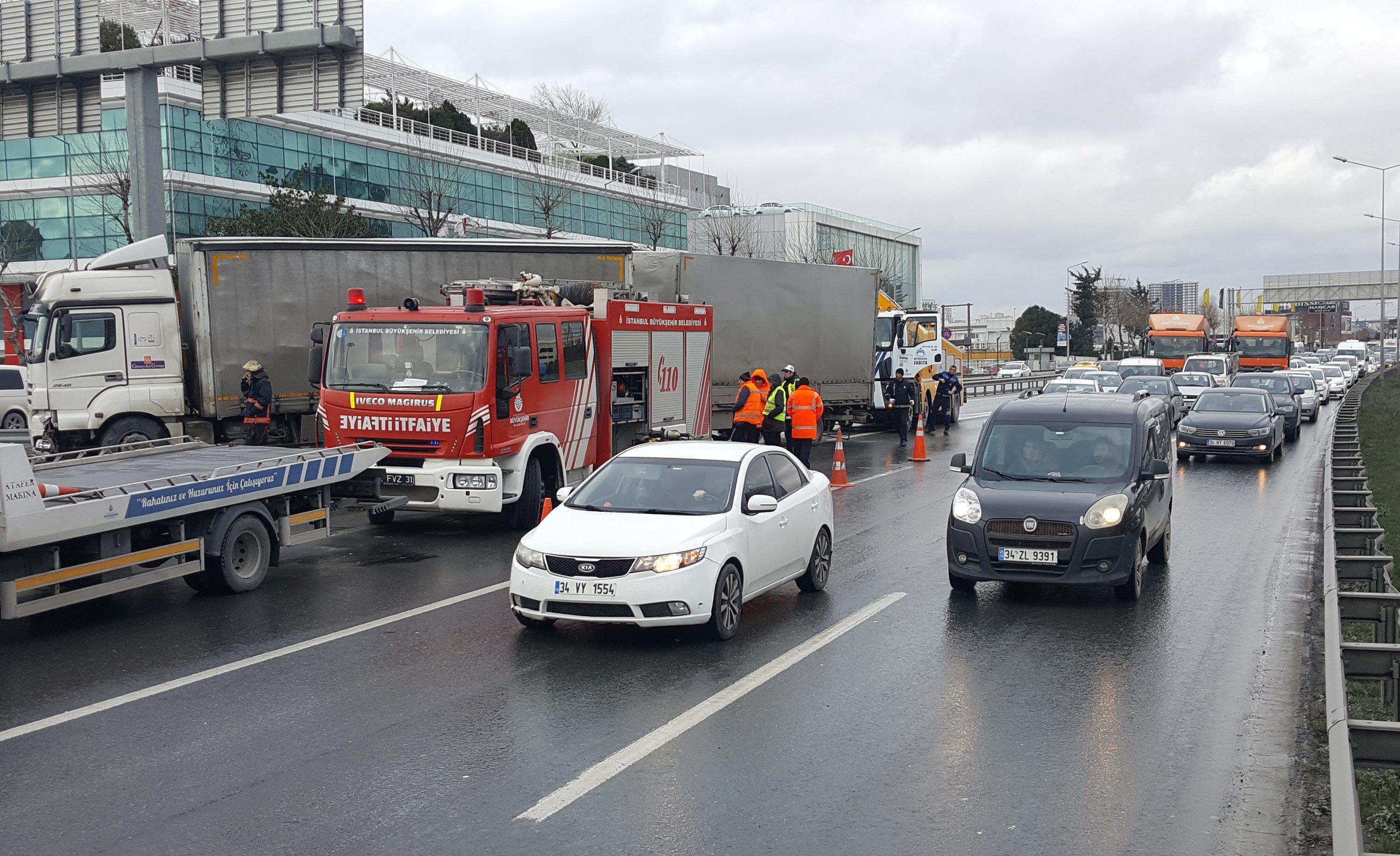 Son dakika... İstanbul Basın Ekspres Yolunda TIR yoldan çıktı, trafik durdu