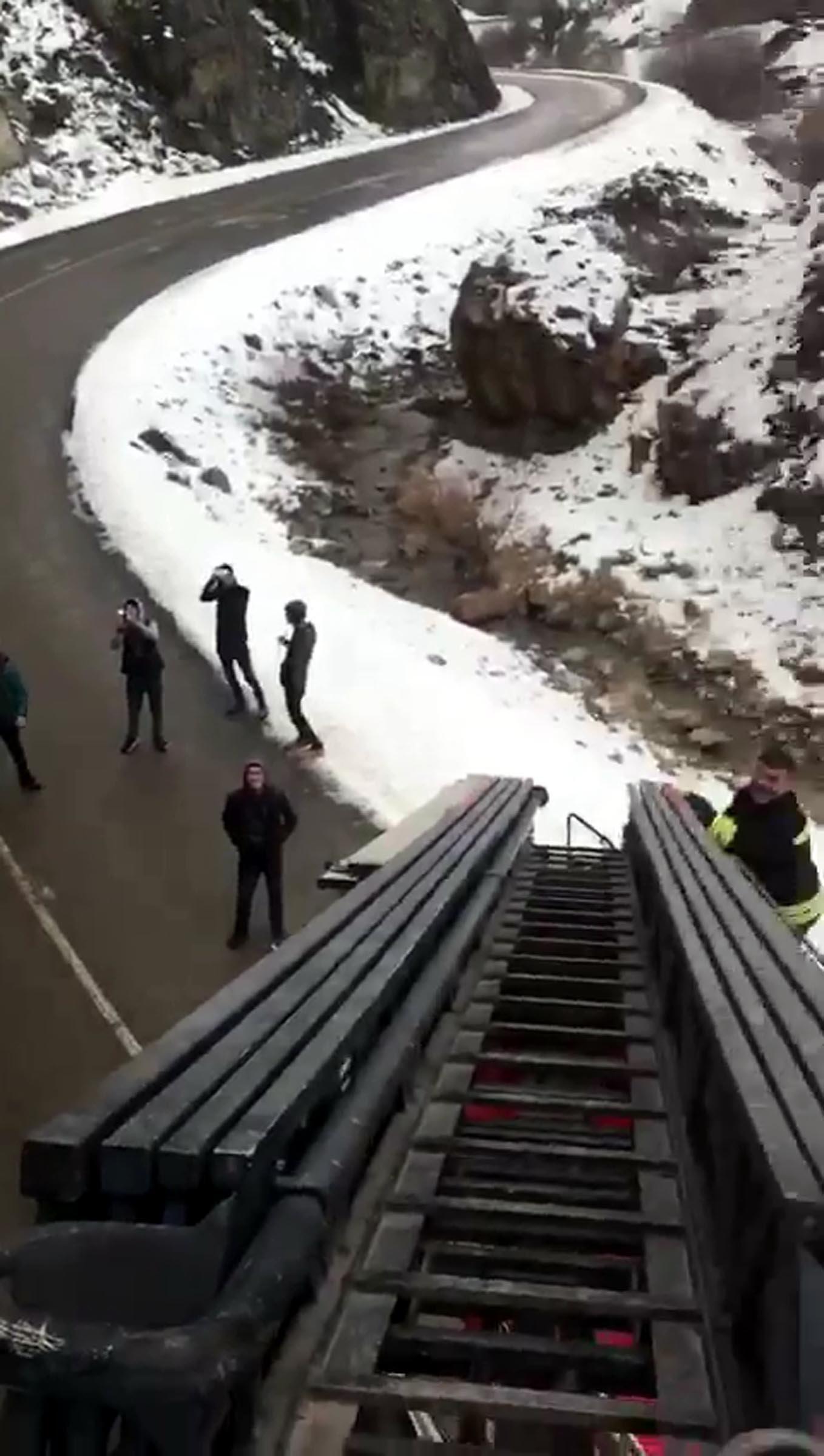 Erzurumda bir genç tırmandığı kayada mahsur kaldı