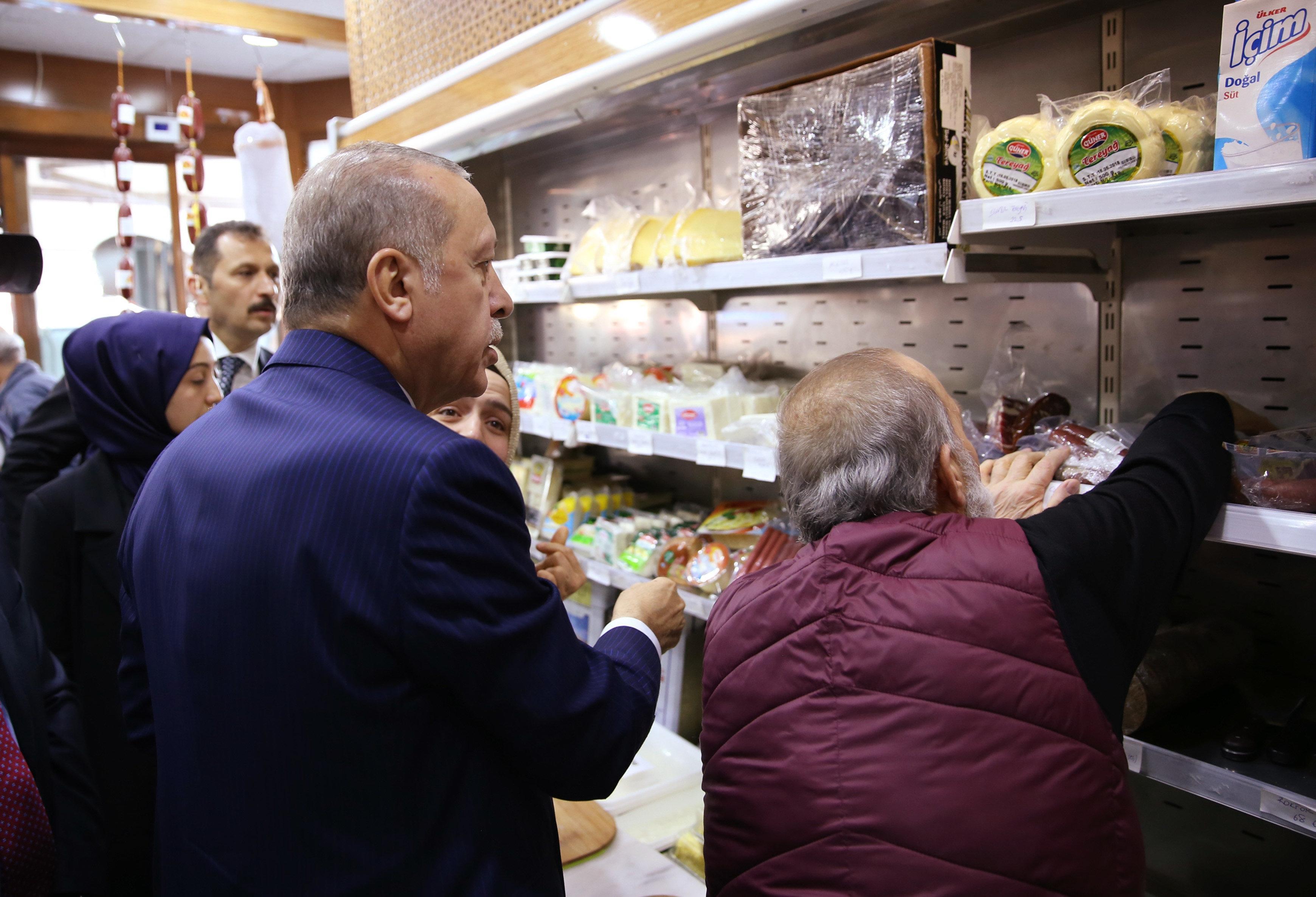 Cumhurbaşkanı Erdoğan şarküteriye girip alışveriş yaptı
