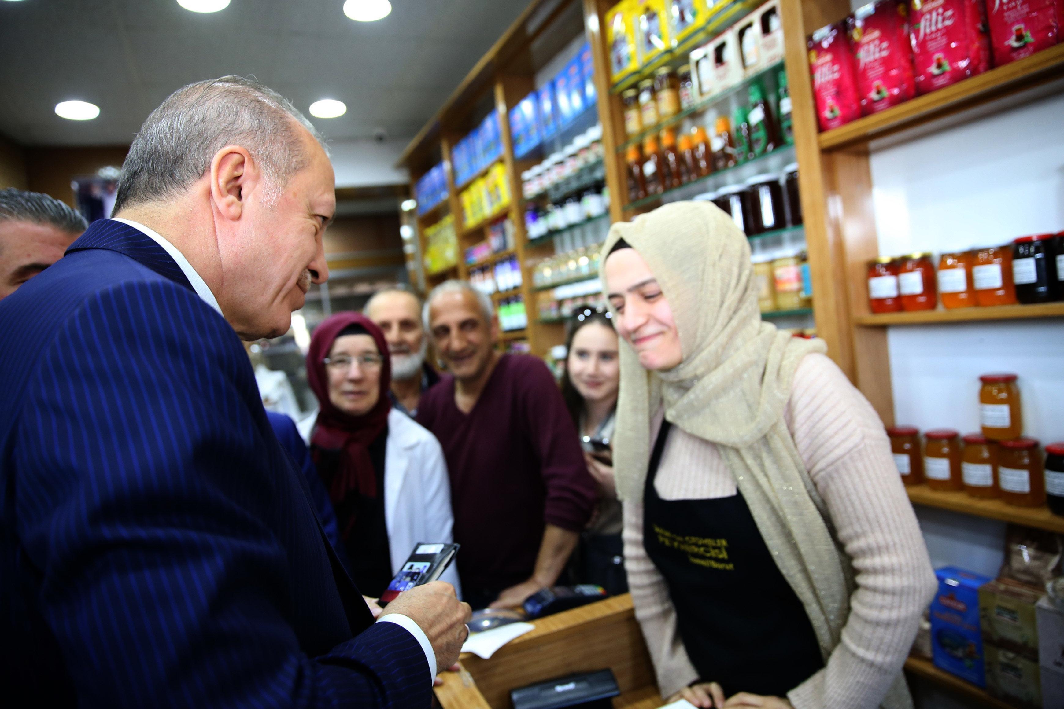 Cumhurbaşkanı Erdoğan şarküteriye girip alışveriş yaptı