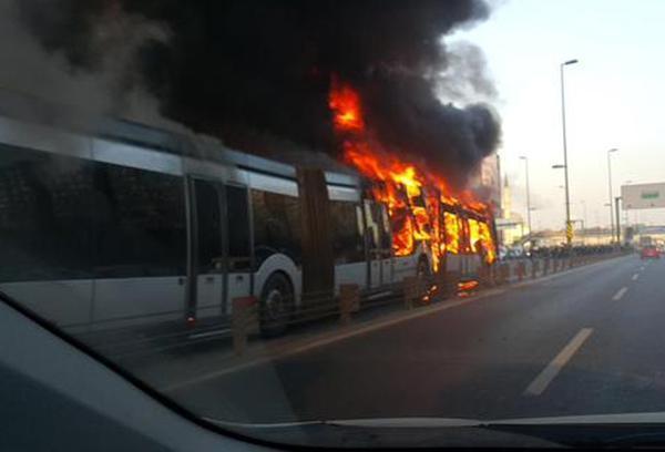Şirinevlerde metrobüs yangını