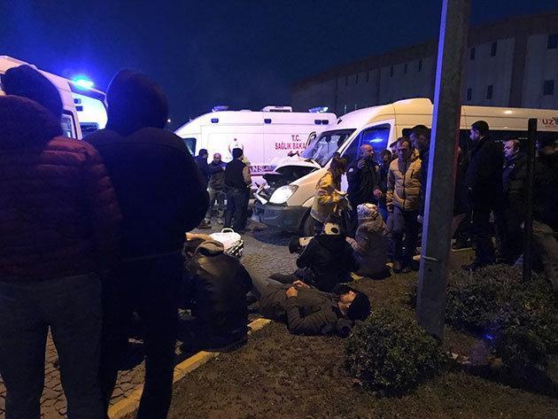 Son dakika Bursada işçi servisi kamyona çarptı: 12 yaralı