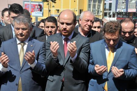 Bilal Erdoğan savcı Kiraz için gıyabi cenaze namazı kıldı