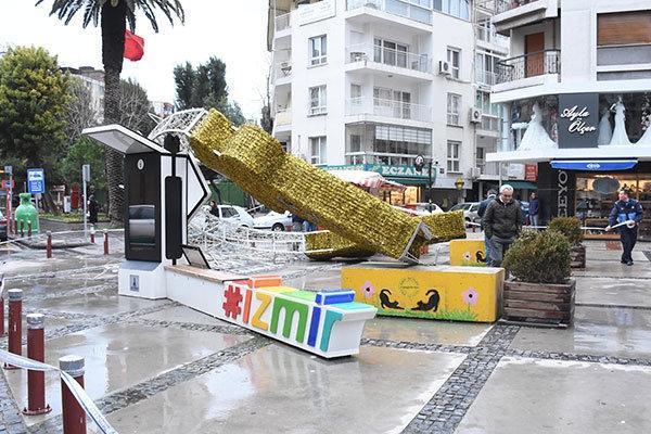 İzmirde şiddetli rüzgar kemeri devirdi, vapur seferleri iptal oldu