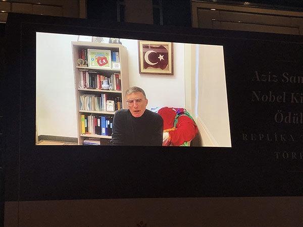 Aziz Sancar Nobel ödülünün replikasını Artuklu Üniversitesine bağışladı
