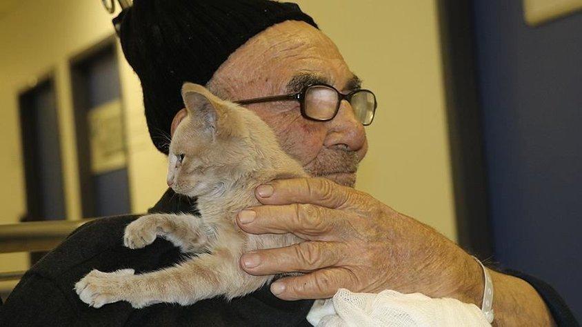 Ali Dede kedisinden bir an olsun ayrılmıyor