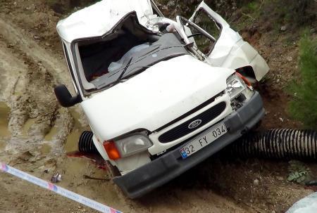 Üzerine kaya düşen minibüsün şoförü öldü