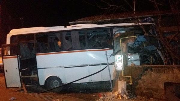 İşçileri taşıyan otobüs eve çarptı: 4 ölü, 2 yaralı