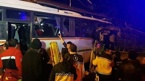 İşçileri taşıyan otobüs eve çarptı: 4 ölü, 2 yaralı