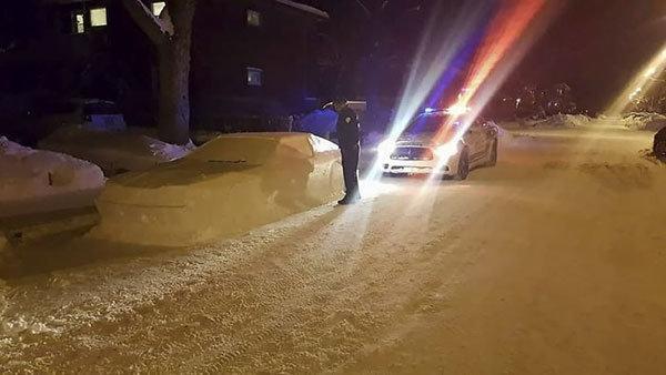 Trafik polisi kardan arabaya ceza kesti