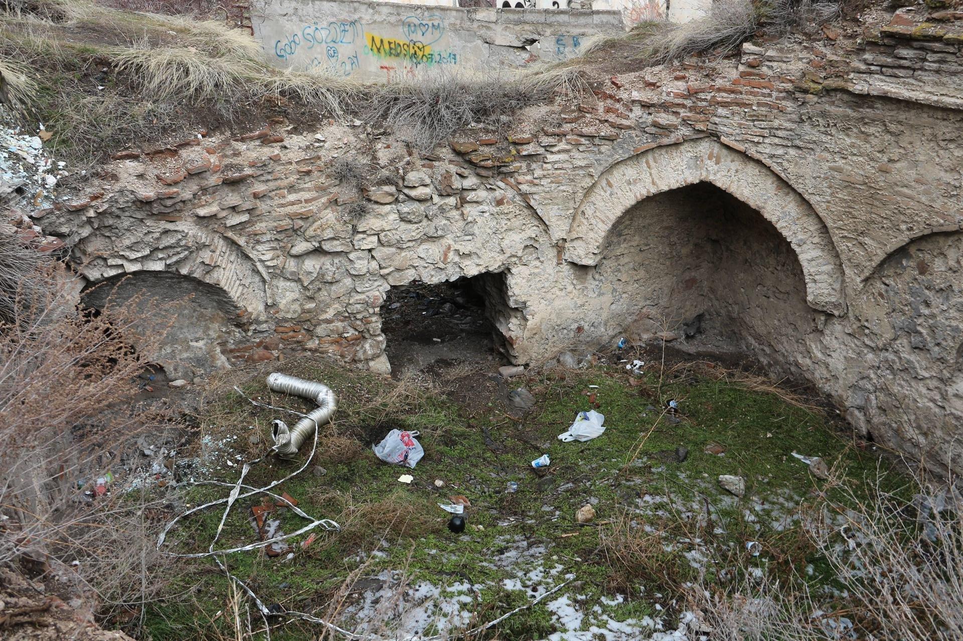 Erzurum Oltudaki Selçuklular döneminden kalma tarihi hamam çürümeye terk edildi