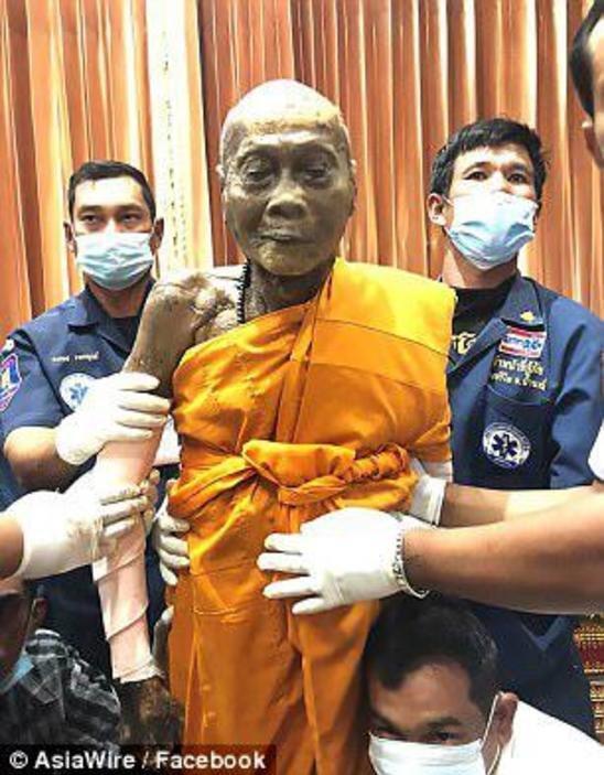 Taylandda bir din adamı ölümünden iki ay sonra gülümsedi