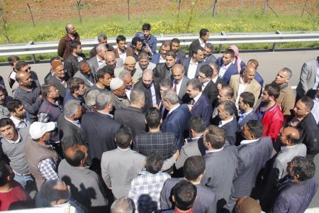 Çiftçiler AK Partili adayların yolunu kesti