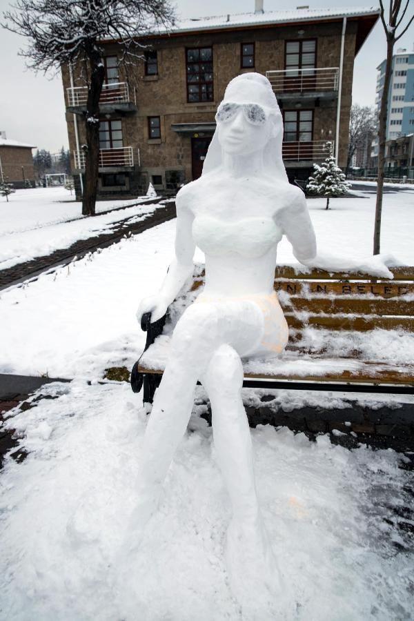 Kardan bikinili kadın heykeli yaptı