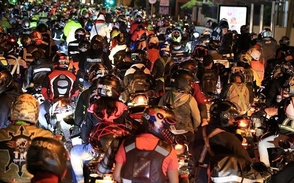 Bogotada erkekler motosikletin arkasına binemeyecek