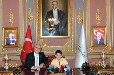 İstanbul Valisi Vasip Şahin geleneğe uymadı