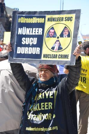Sinopta binlerce kişi Nükleere inat yaşasın hayat dedi