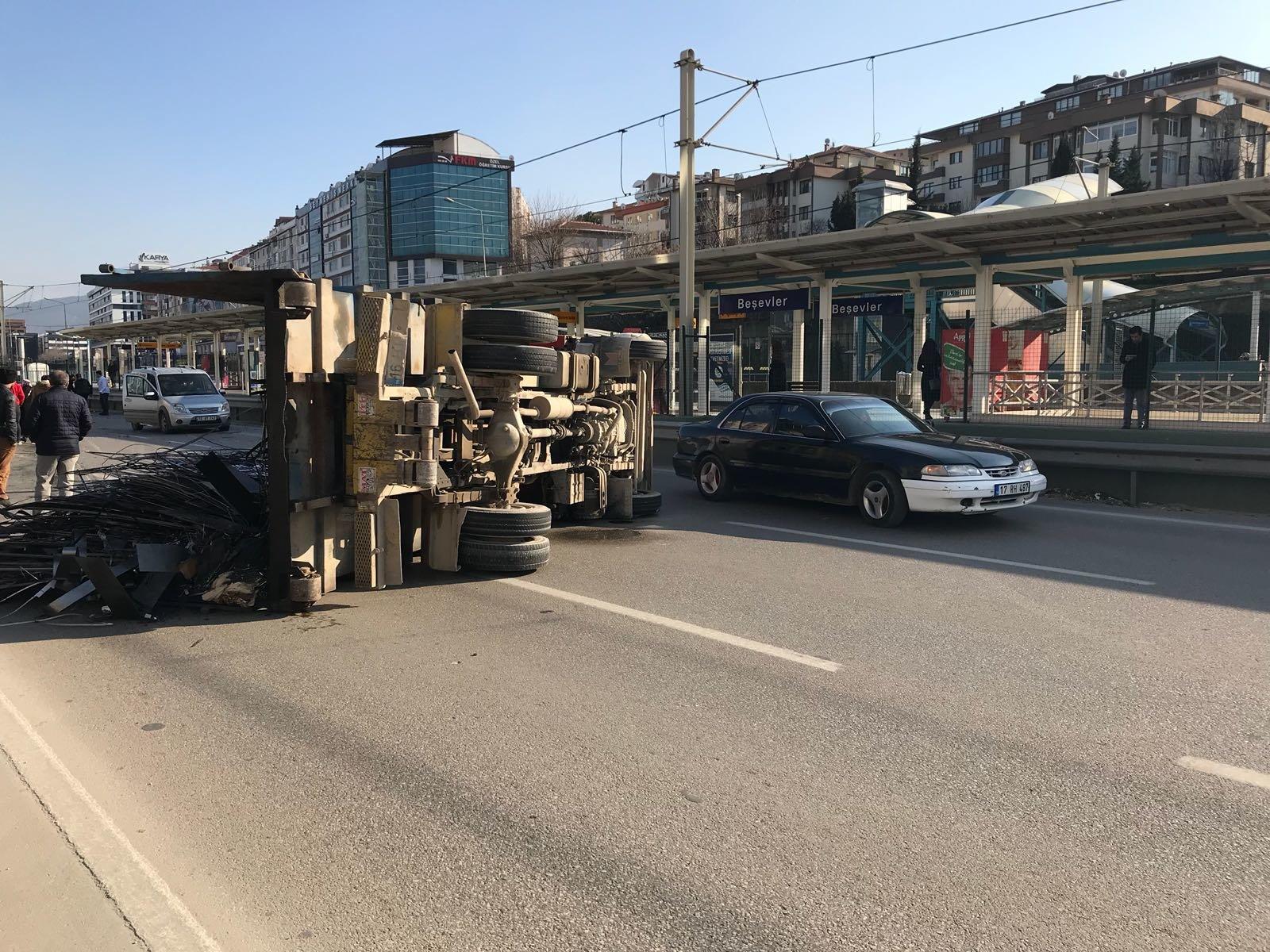 Bursa’da iki servis aracı çarpıştı: 3 ölü, 32 yaralı