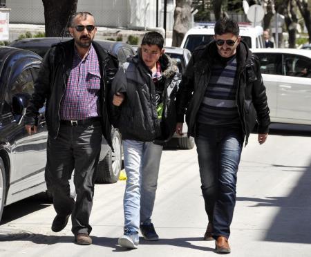 Sare Davutoğlunun gideceği evin önünde silahlı kişi yakalandı