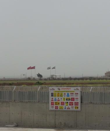 Kilis sınırında 3 ayrı bayrak dalgalanıyor