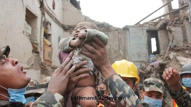 Nepalde 4 aylık bebek depremden 22 saat sonra kurtarıldı