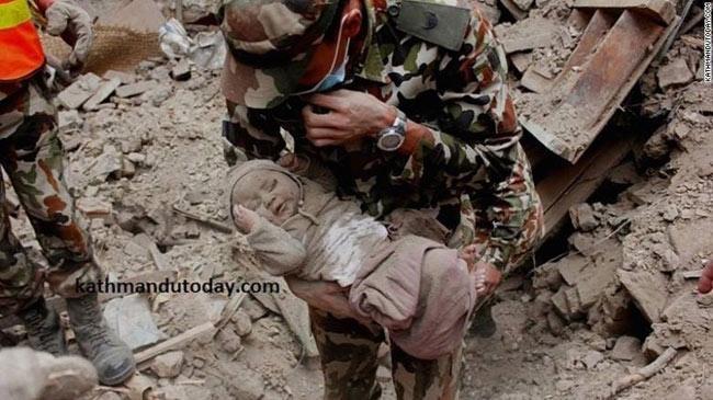 Nepalde 4 aylık bebek depremden 22 saat sonra kurtarıldı