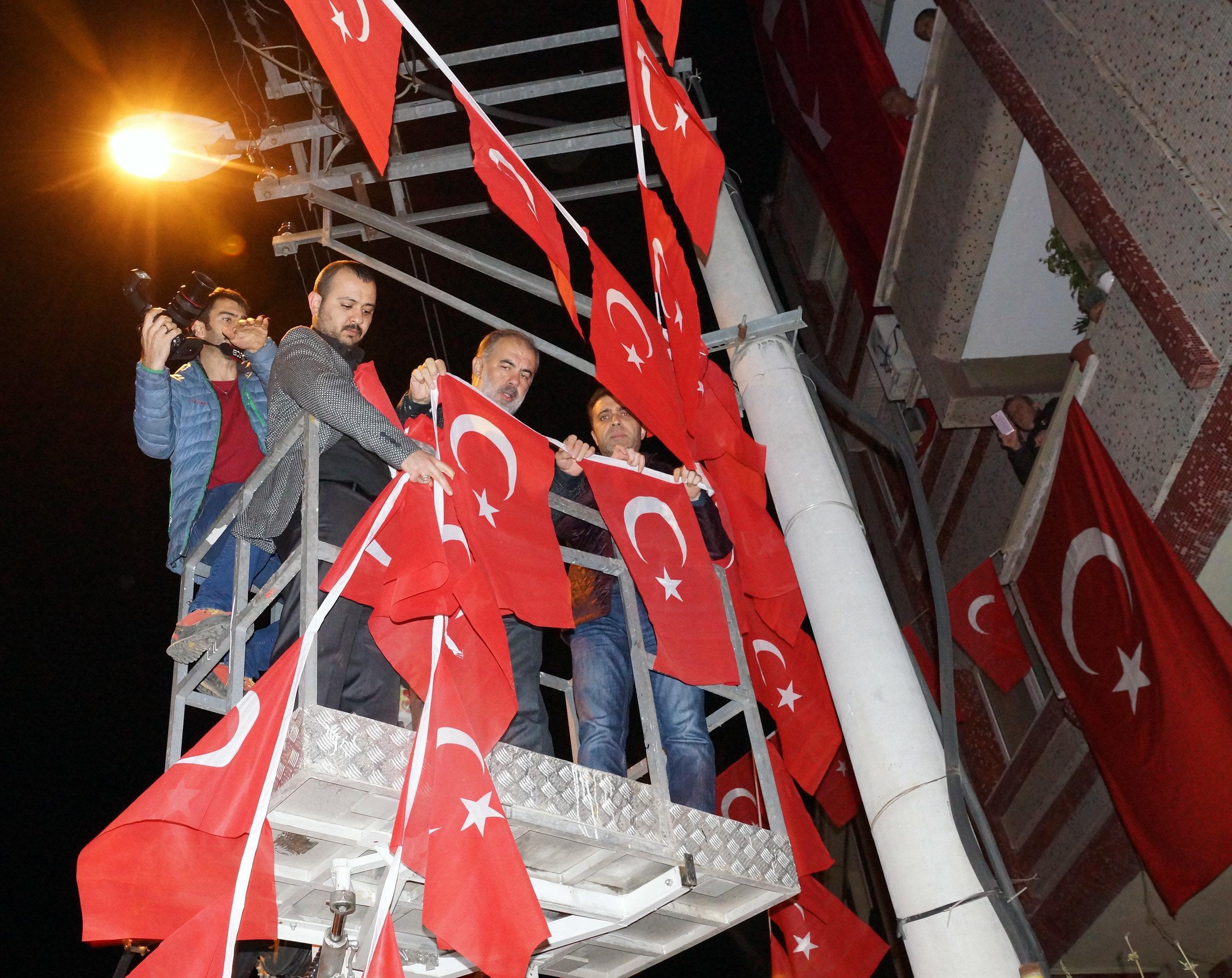Şehit teğmenin evinin bulunduğu caddeye Türk bayrakları asıldı