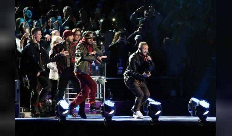 Justin Timberlake’in Super Bowl konserinde giydiği kıyafet alay konusu oldu