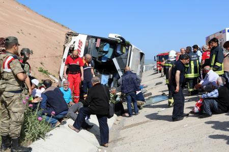 Sivasta yolcu otobüsü şarampole devrildi: 25 yaralı