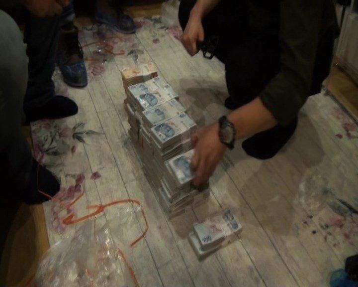 İstanbulda Bitcoin dolandırıcılığı operasyonu: Evinden balya balya para çıktı