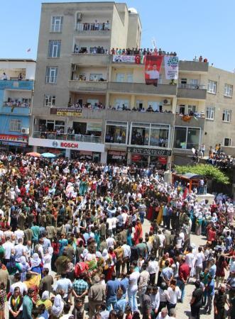 Şırnakta HDPliler seçim kutlamasında Türk bayrağı astı