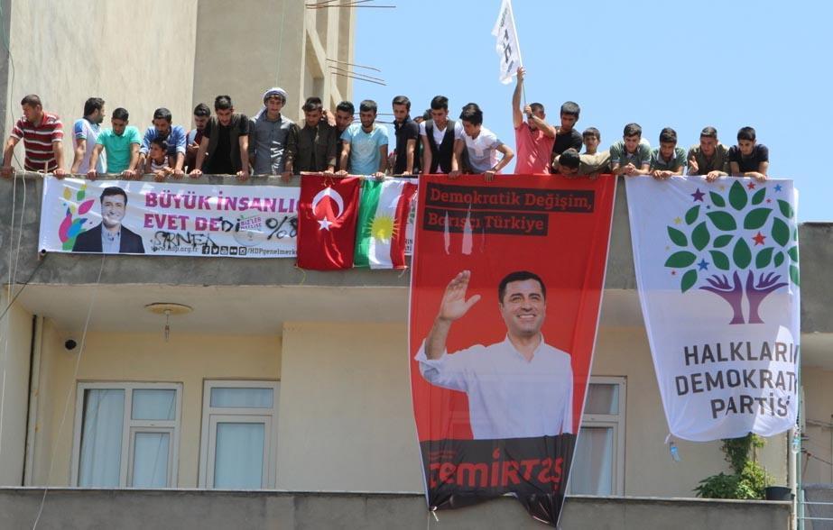 Şırnakta HDPliler seçim kutlamasında Türk bayrağı astı