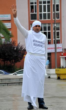 Kefen giyip AK Partnin oy kaybetmesini protesto etti