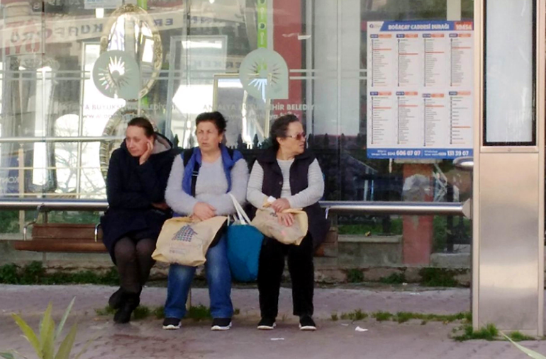 Rus kadın 5 gündür otobüs durağında yaşıyor