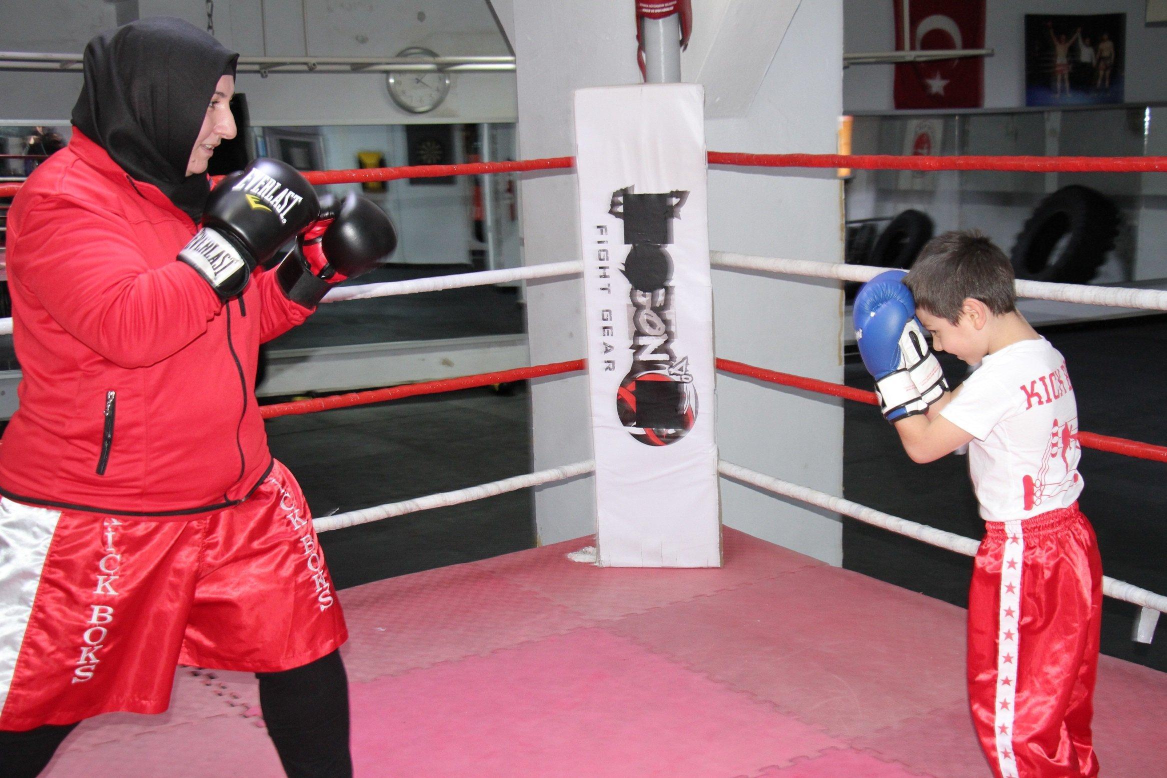 Dul kadınsın, evinde otur baskıları aldırmadı kick boks şampiyonu oldu