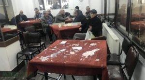 Bursaspor taraftarları Manisa’da kahveyi bastı Amcalardan sandalyeli savunma…