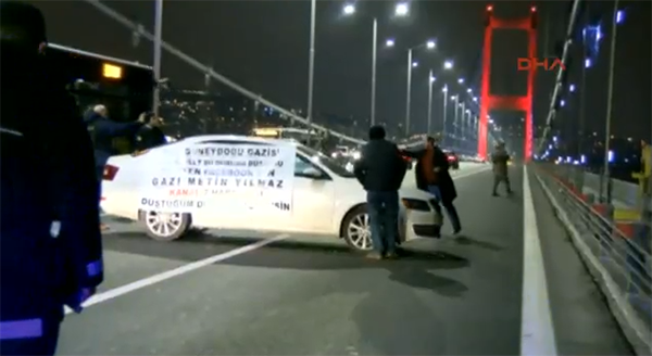 Gazi Metin Yılmaz 15 Temmuz Şehitler Köprüsünde eylem yaptı, trafik durdu